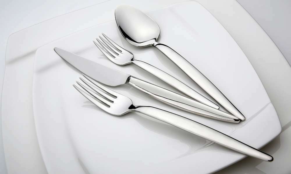 Choose Silverware To Set Up Dinnerware