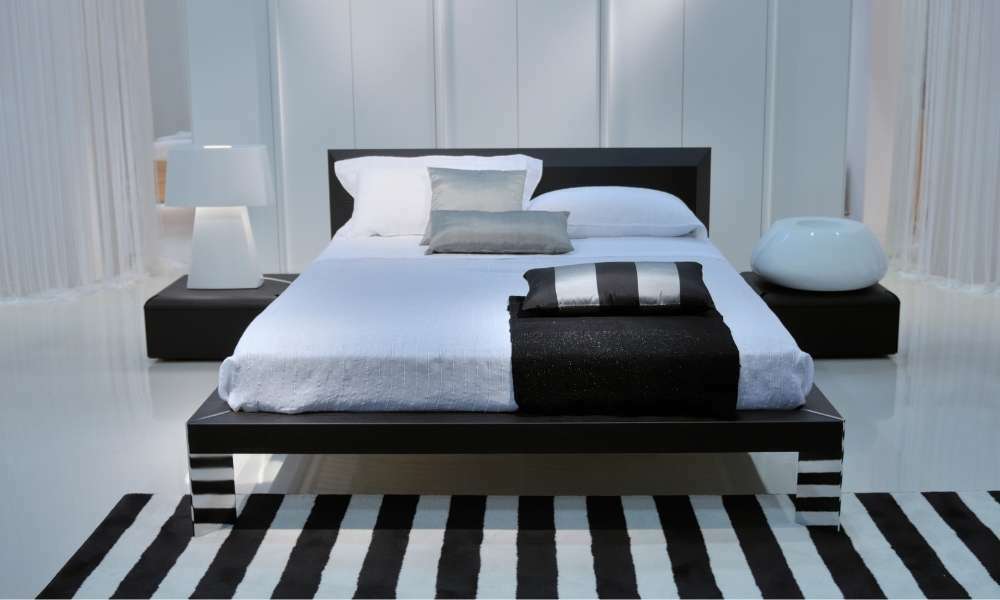 Keep The Cozy Feel To Decorate A Small Bedroom With A King Bed