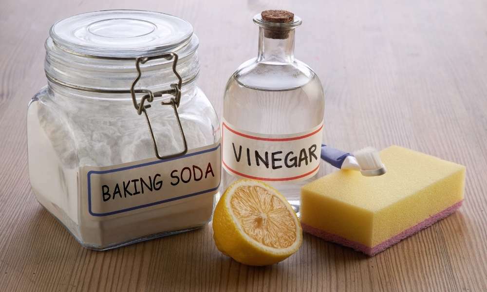 Use Baking Soda Or Vinegar To Clean Glass Bakeware

