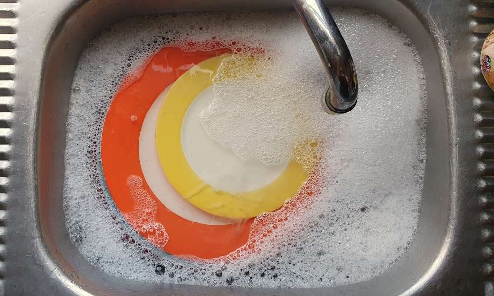 Use Hot Soapy Water To Clean Glass Bakeware
