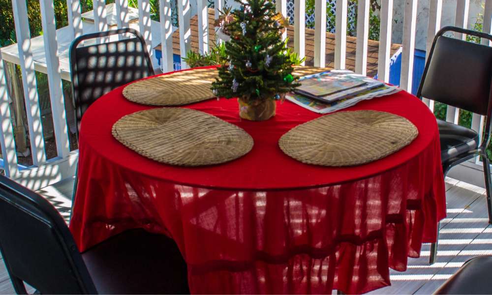 Pick a Beautiful Tablecloth to Decorate a Round Dining Table