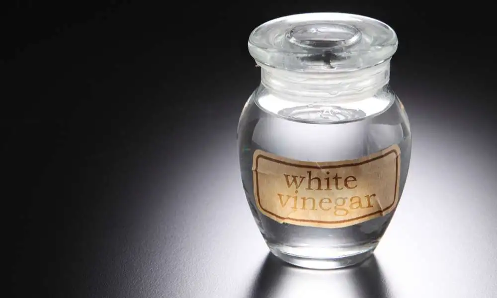 White Vinegar to Make Kitchen Cabinets Look Glossy