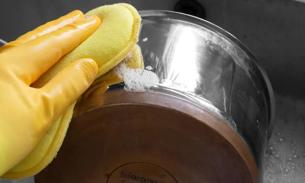 Cleaning The Outside of The Cookware